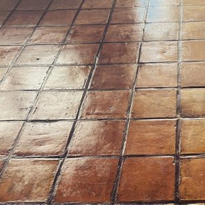 Piso de barro con Durcot S1016 Acabado Húmedo Brillante aplicado